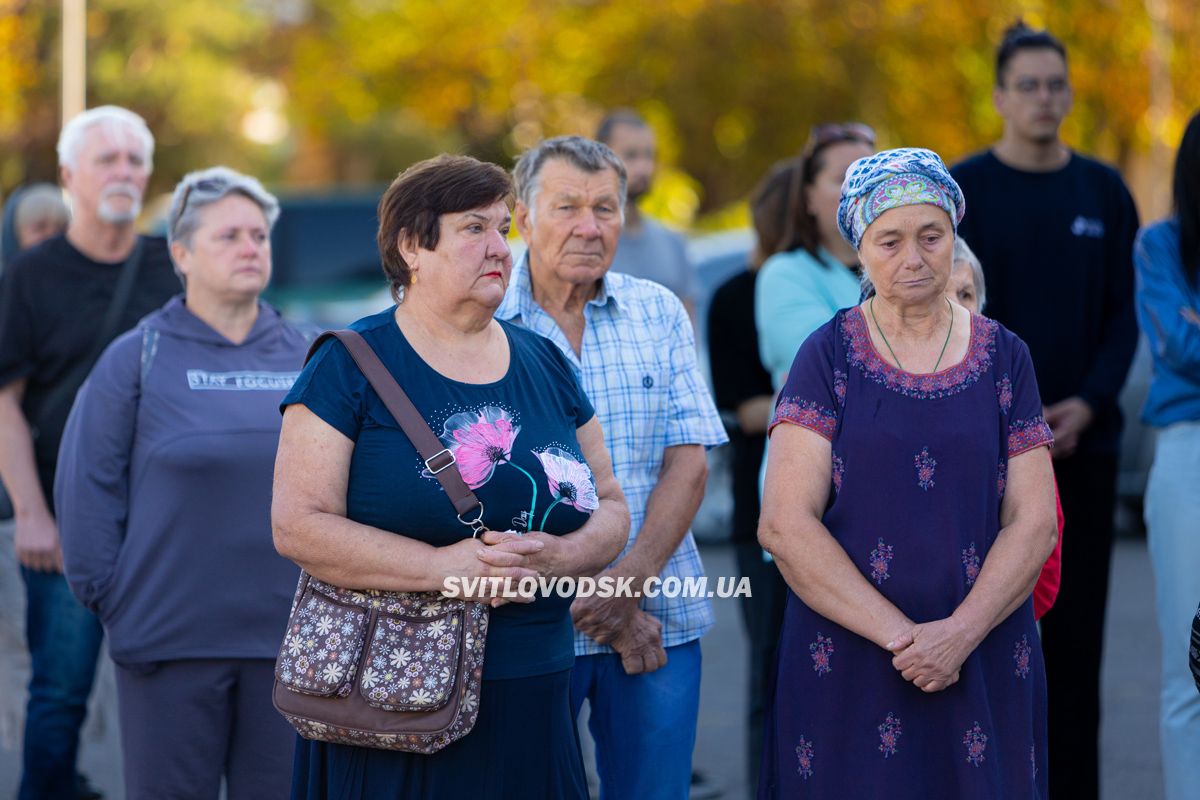 Світловодська громада провела в останню земну дорогу захисника України Романа Бондарєва