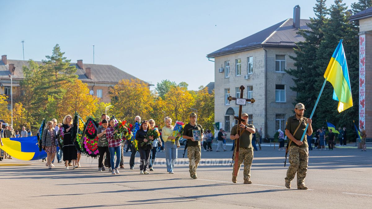 Світловодська громада провела в останню земну дорогу захисника України Романа Бондарєва