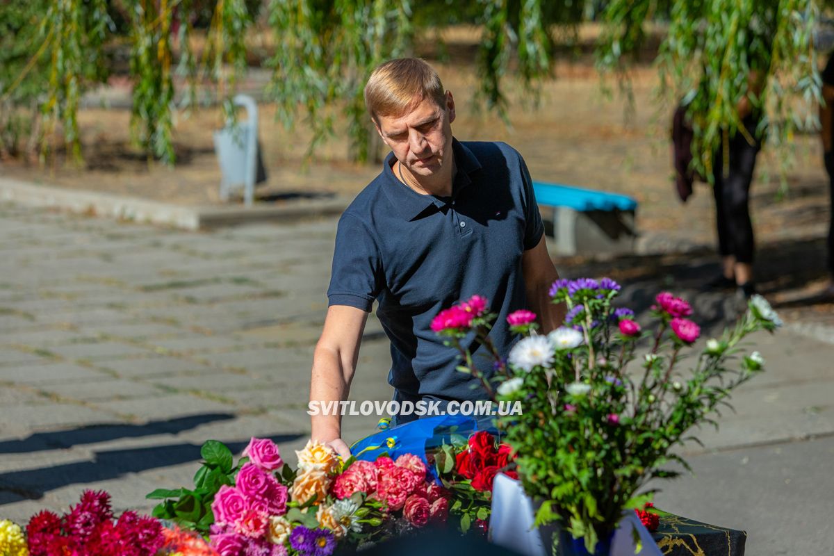 Власівка попрощалася з захисником України Олексієм Запорожцем