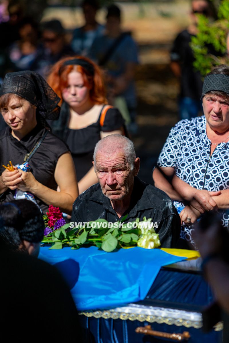 Власівка попрощалася з захисником України Олексієм Запорожцем