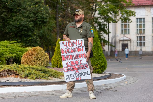 Чому військові виконують свої обов'язки, а депутати — ні?