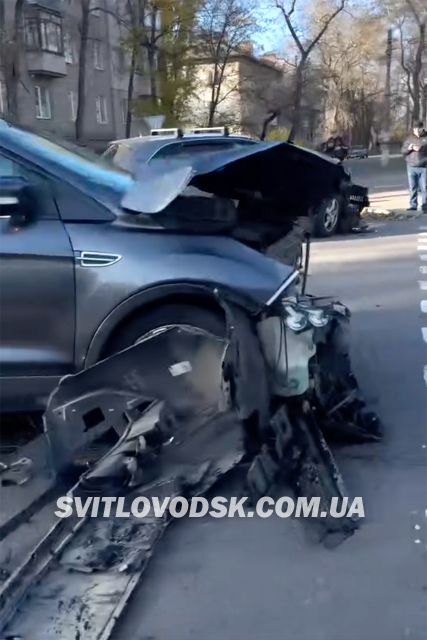 ФОТОФАКТ: У центрі Світловодська зіткнулися два автомобілі