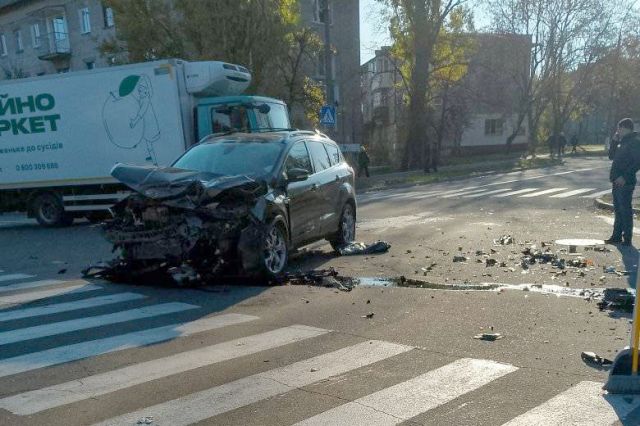 ФОТОФАКТ: У центрі Світловодська зіткнулися два автомобілі (ДОПОВНЕНО)