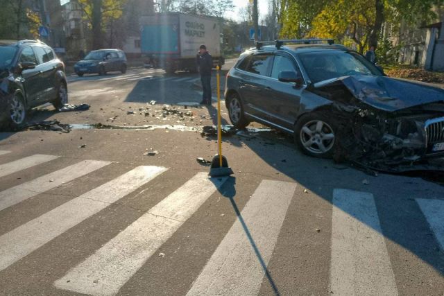 ФОТОФАКТ: У центрі Світловодська зіткнулися два автомобілі (ДОПОВНЕНО)