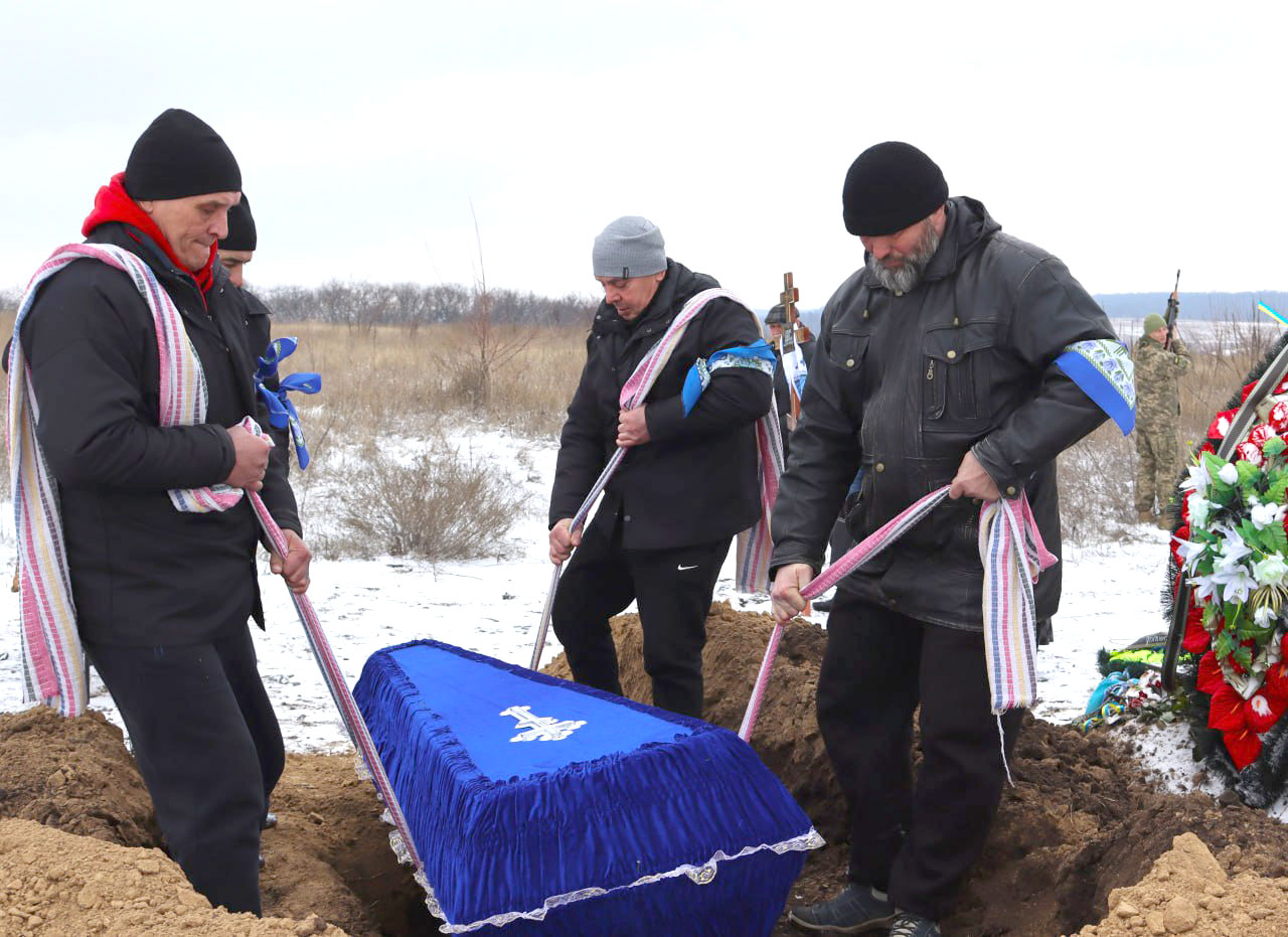 У Світловодську провели в останню путь захисника України Олексія Сухіну