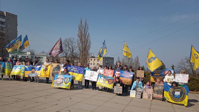 "Ми не маємо права мовчати": дружина зниклого військового виступила на акції у Світловодську