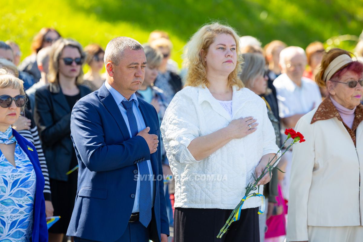 День героїв у Світловодську: шана полеглим і вдячність живим День героїв у Світловодську: шана полеглим і вдячність живим