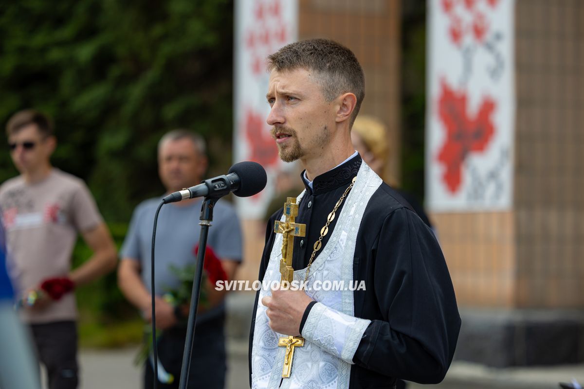 У Світловодську провели в останню земну дорогу захисника України Андрія Чорного У Світловодську провели в останню земну дорогу захисника України Андрія Чорного