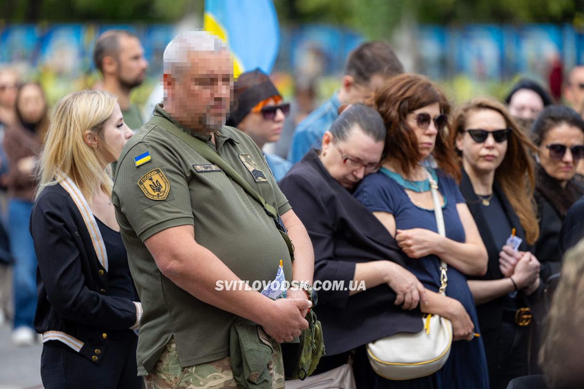У Світловодську провели в останню земну дорогу захисника України Андрія Чорного У Світловодську провели в останню земну дорогу захисника України Андрія Чорного