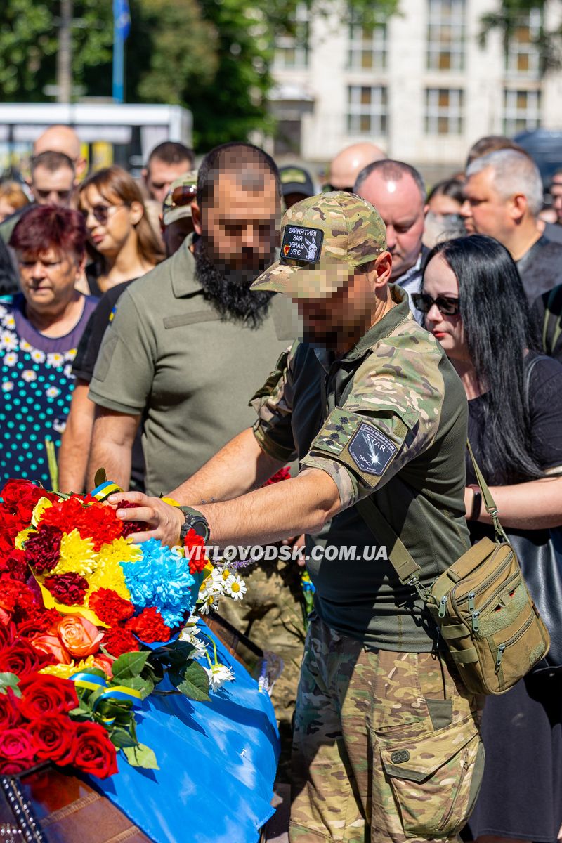 Світловодськ попрощався із загиблим захисником Олександром Півняком Світловодськ попрощався із загиблим захисником Олександром Півняком