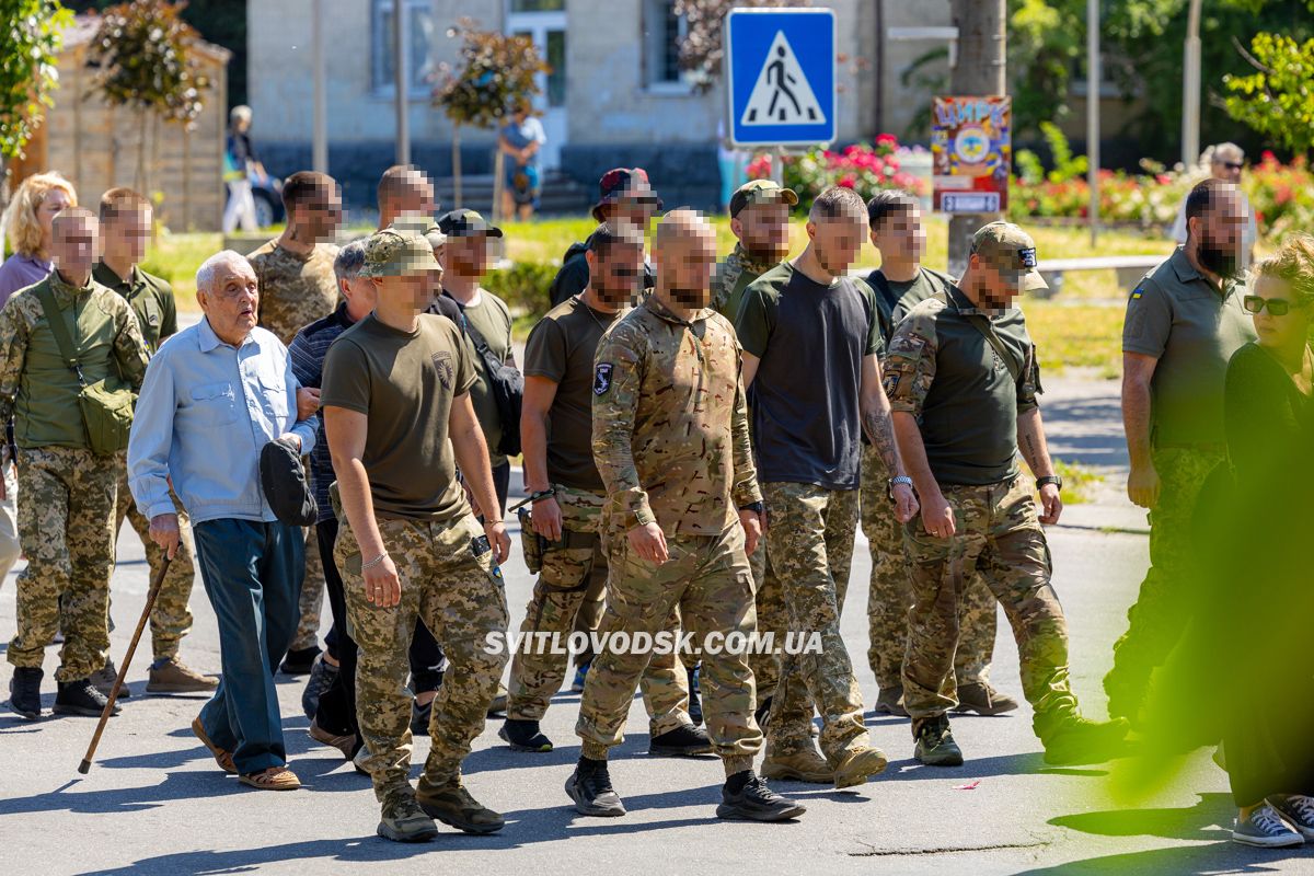 Світловодськ попрощався із загиблим захисником Олександром Півняком Світловодськ попрощався із загиблим захисником Олександром Півняком