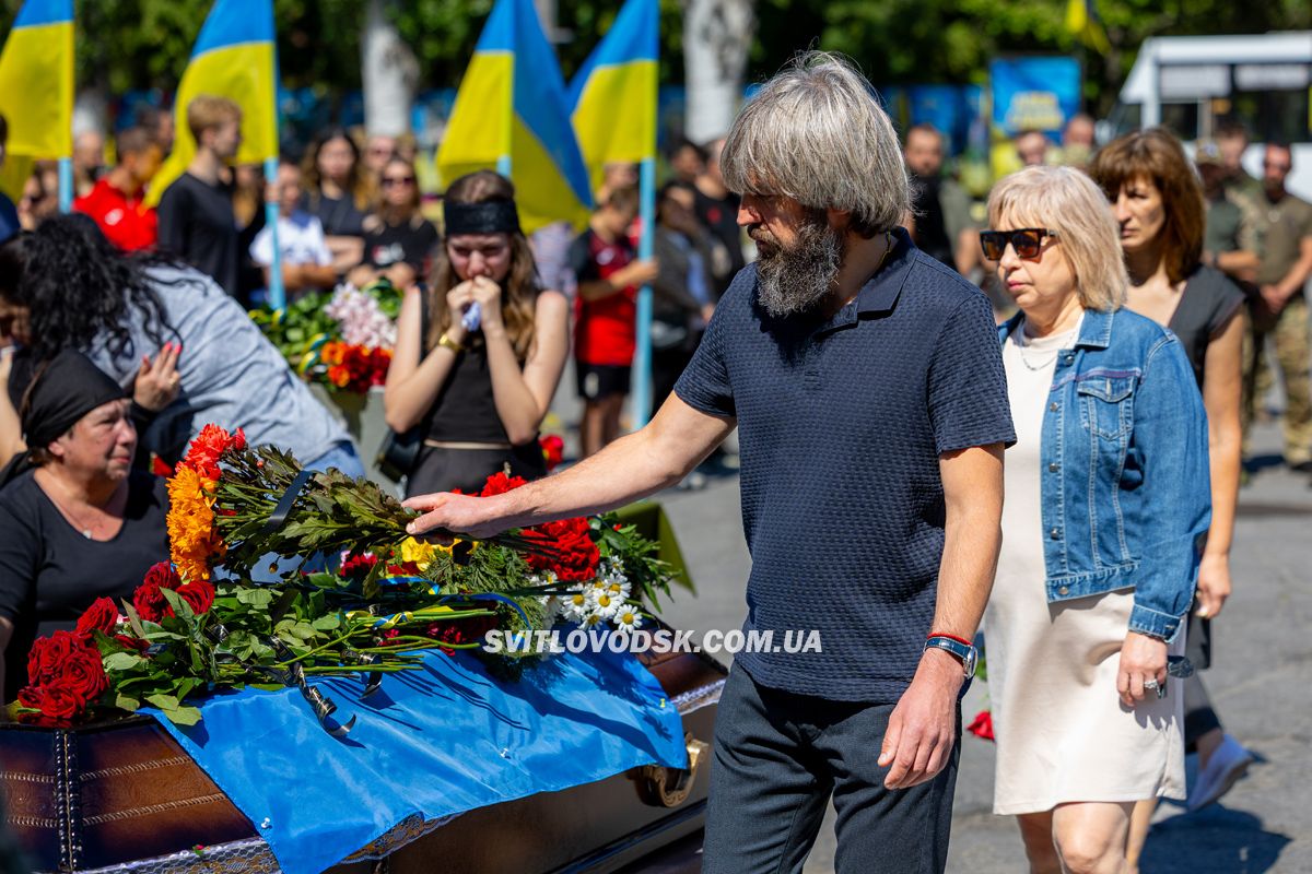 Світловодськ попрощався із загиблим захисником Олександром Півняком Світловодськ попрощався із загиблим захисником Олександром Півняком