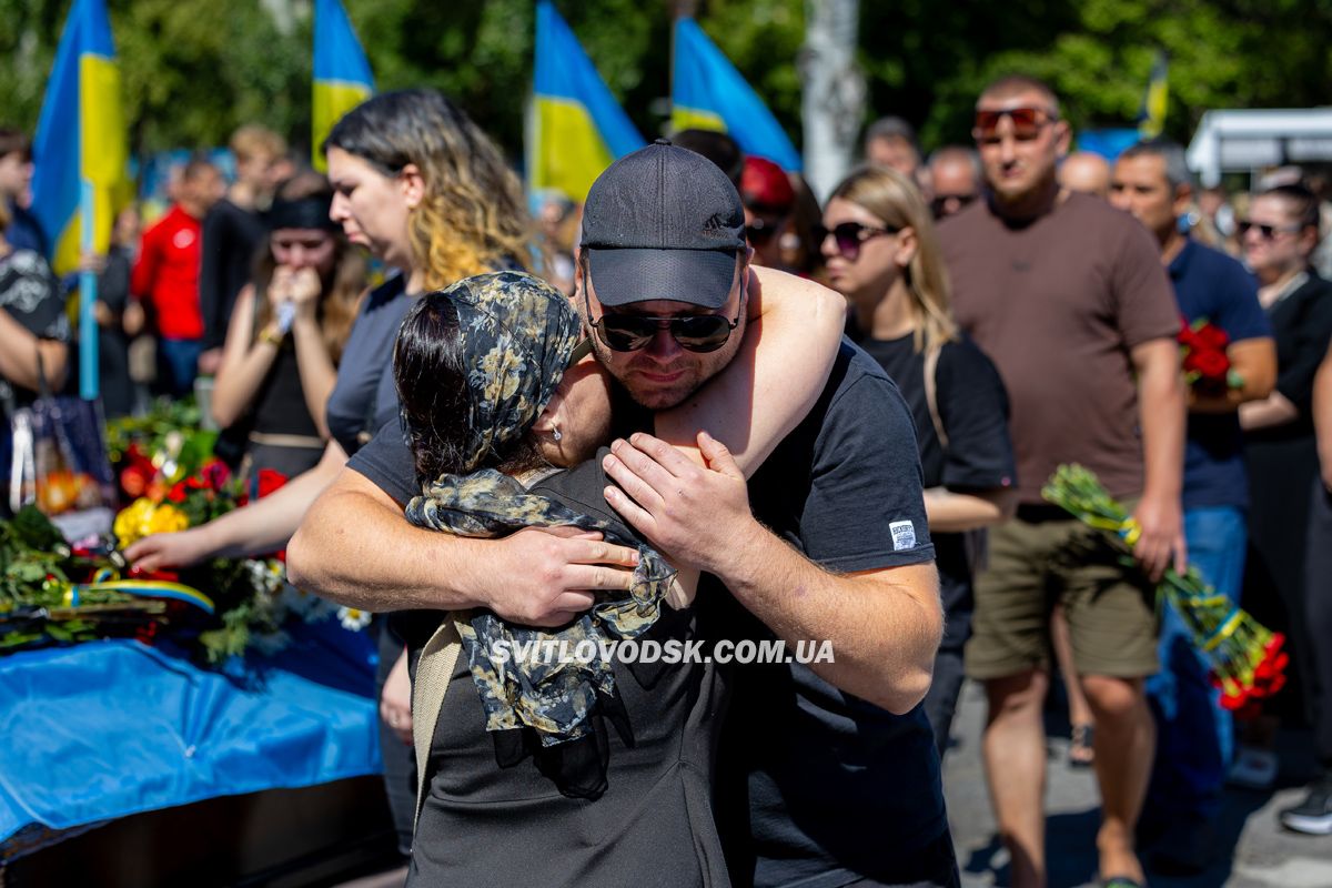 Світловодськ попрощався із загиблим захисником Олександром Півняком Світловодськ попрощався із загиблим захисником Олександром Півняком