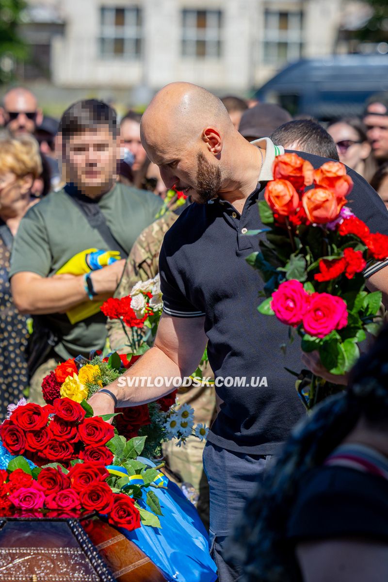 Світловодськ попрощався із загиблим захисником Олександром Півняком Світловодськ попрощався із загиблим захисником Олександром Півняком