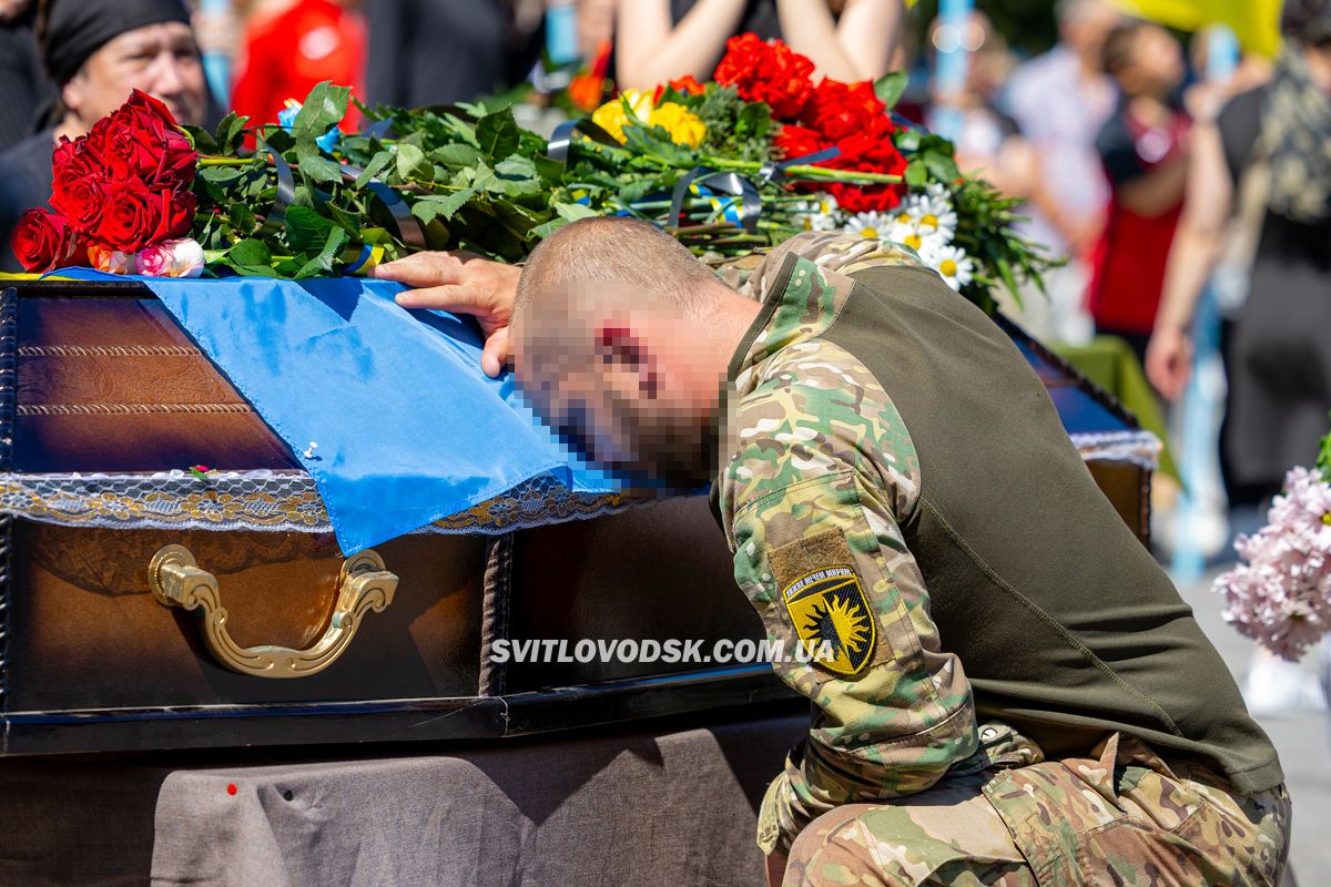 Світловодськ попрощався із загиблим захисником Олександром Півняком Світловодськ попрощався із загиблим захисником Олександром Півняком
