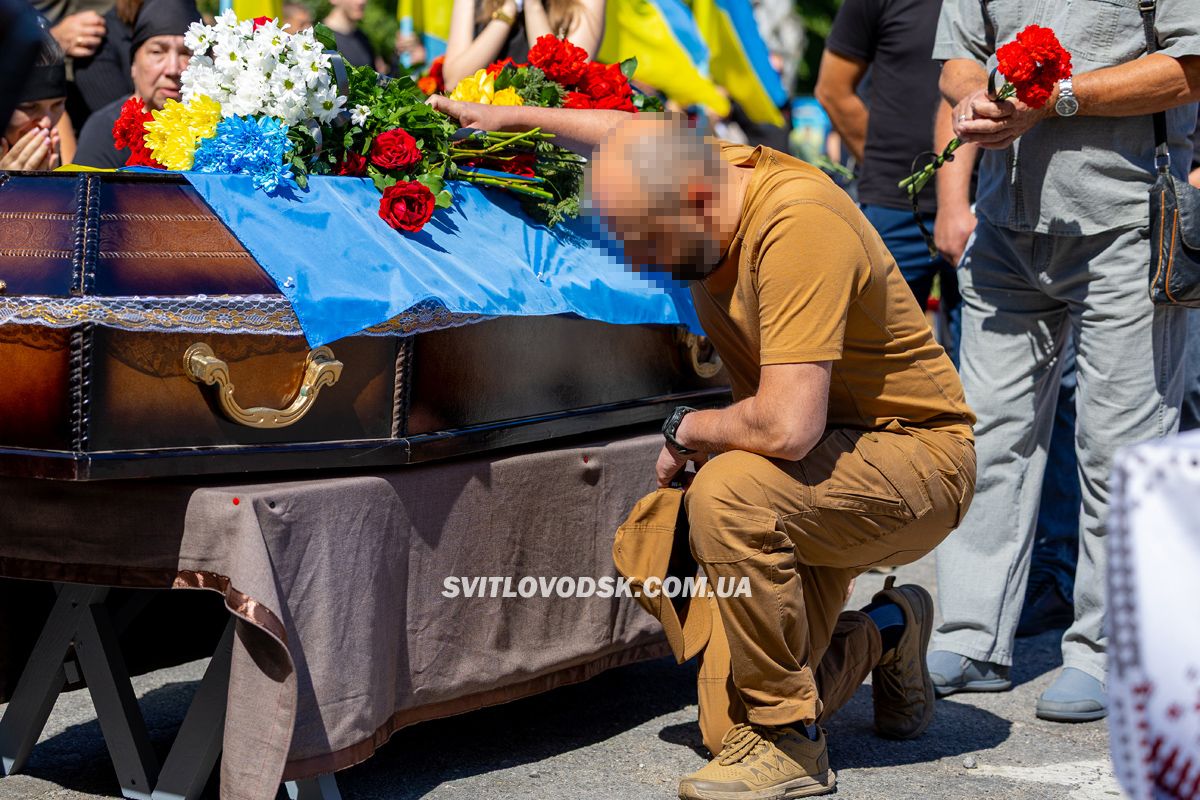 Світловодськ попрощався із загиблим захисником Олександром Півняком Світловодськ попрощався із загиблим захисником Олександром Півняком