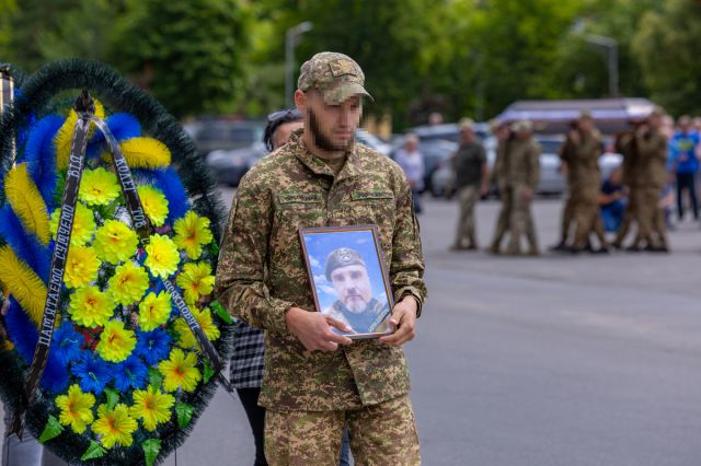 У Світловодську провели в останню земну дорогу захисника України Андрія Чорного У Світловодську провели в останню земну дорогу захисника України Андрія Чорного