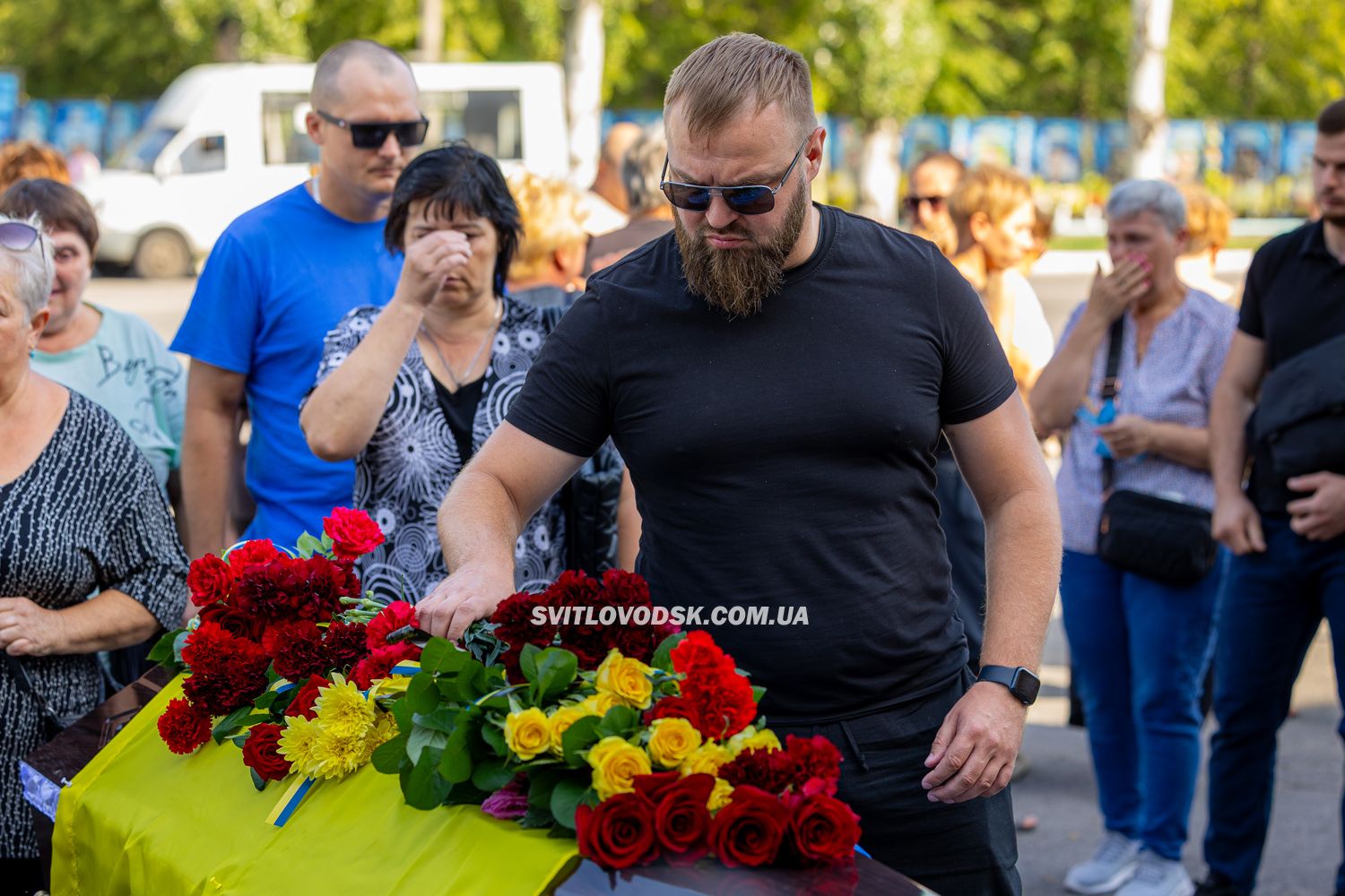 У Світловодську провели в останню земну дорогу захисника України Дениса Голіка У Світловодську провели в останню земну дорогу захисника України Дениса Голіка