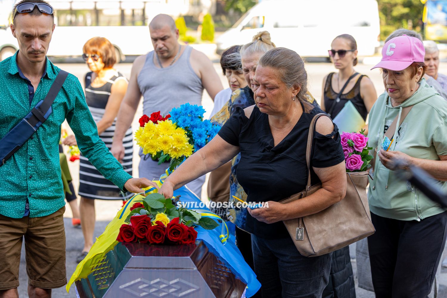 У Світловодську провели в останню земну дорогу захисника України Дениса Голіка У Світловодську провели в останню земну дорогу захисника України Дениса Голіка