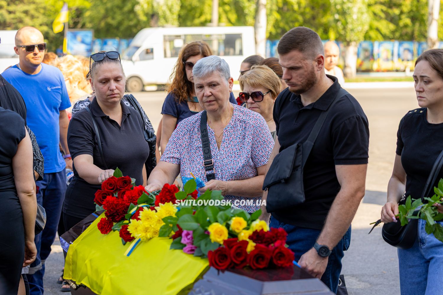 У Світловодську провели в останню земну дорогу захисника України Дениса Голіка У Світловодську провели в останню земну дорогу захисника України Дениса Голіка