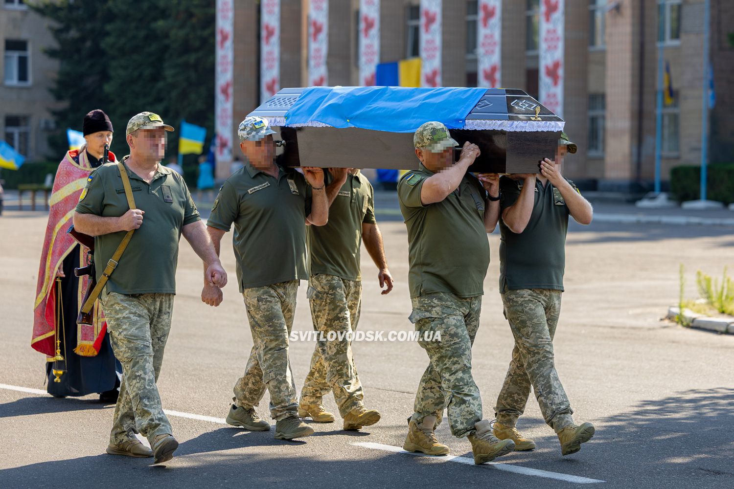 У Світловодську провели в останню земну дорогу захисника України Дениса Голіка У Світловодську провели в останню земну дорогу захисника України Дениса Голіка