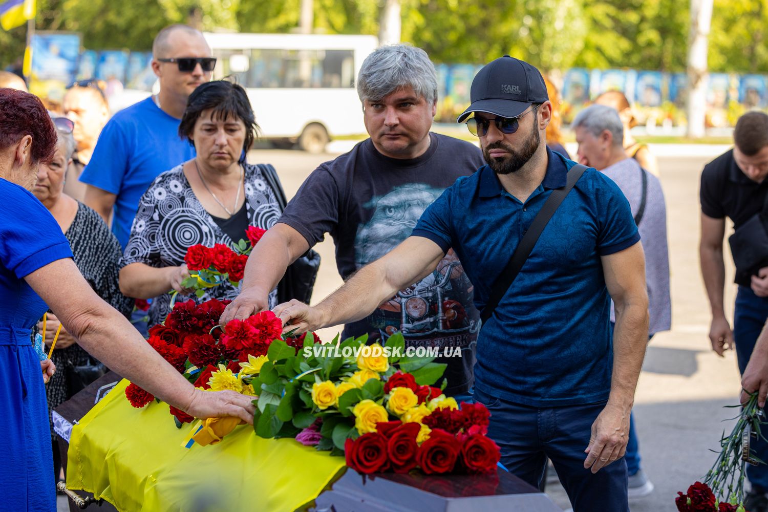 У Світловодську провели в останню земну дорогу захисника України Дениса Голіка У Світловодську провели в останню земну дорогу захисника України Дениса Голіка