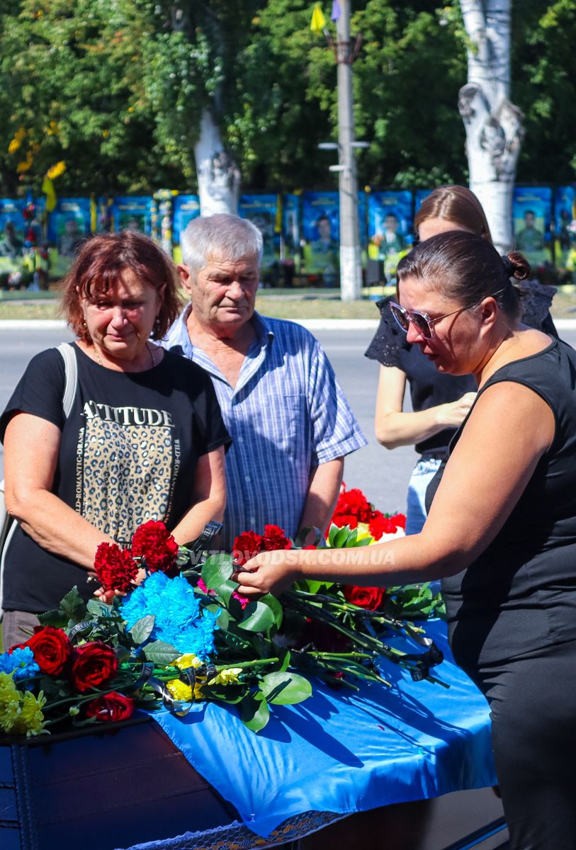 Світловодськ попрощався з полеглим захисником України Андрієм Карабо Світловодськ попрощався з полеглим захисником України Андрієм Карабо