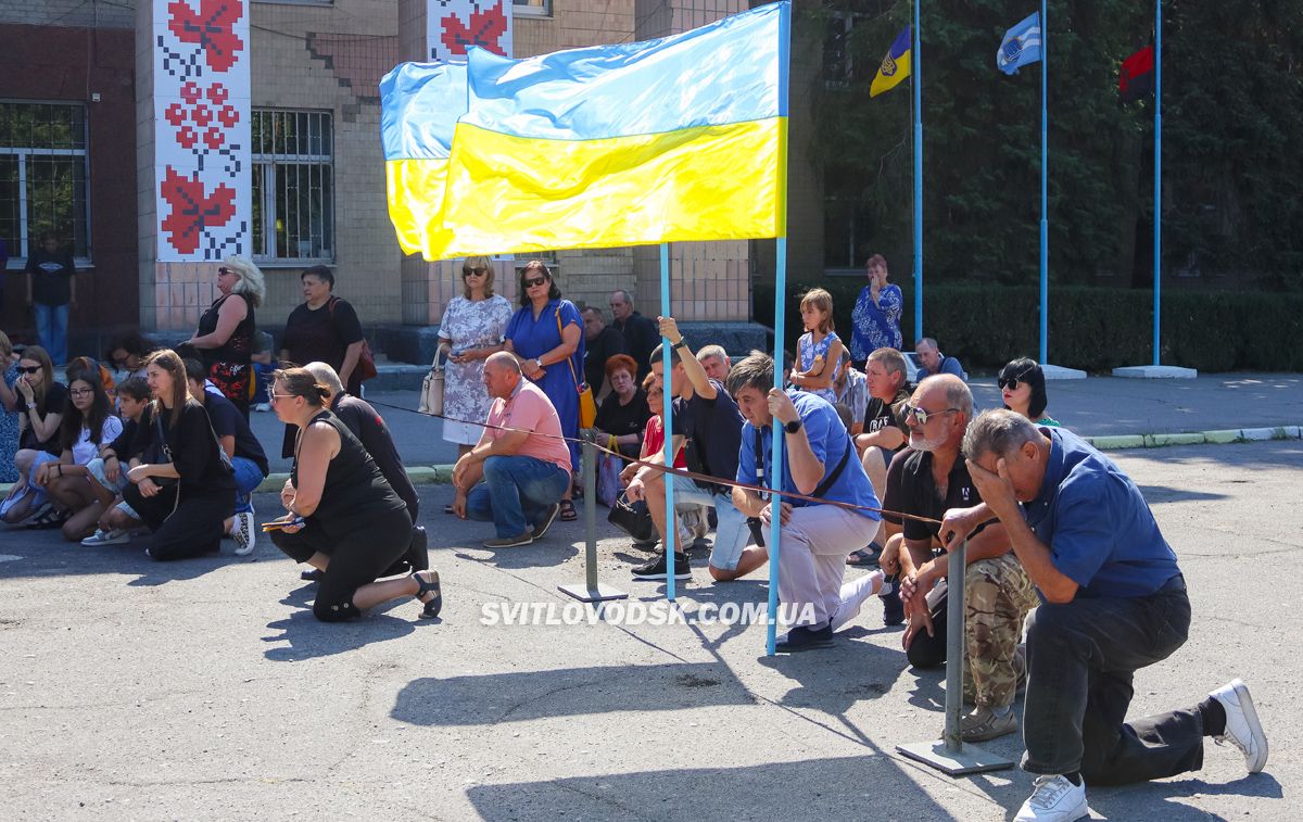 Світловодськ попрощався з полеглим захисником України Андрієм Карабо Світловодськ попрощався з полеглим захисником України Андрієм Карабо