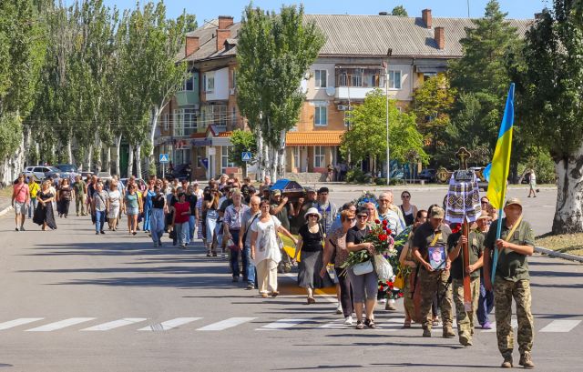Світловодськ попрощався з полеглим захисником України Андрієм Карабо Світловодськ попрощався з полеглим захисником України Андрієм Карабо