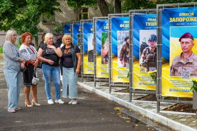 У День Незалежності Алея слави у Світловодську доповнилася портретами героїв У День Незалежності Алея слави у Світловодську доповнилася портретами героїв