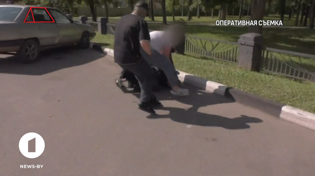 Білоруські спецслужби звинуватили громадянина Польщі у шпигунстві та показали «фільм» з його затриманням. Білоруські спецслужби звинуватили громадянина Польщі у шпигунстві та показали «фільм» з його затриманням.