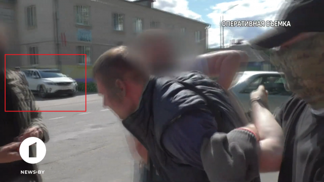 Білоруські спецслужби звинуватили громадянина Польщі у шпигунстві та показали «фільм» з його затриманням. Білоруські спецслужби звинуватили громадянина Польщі у шпигунстві та показали «фільм» з його затриманням.