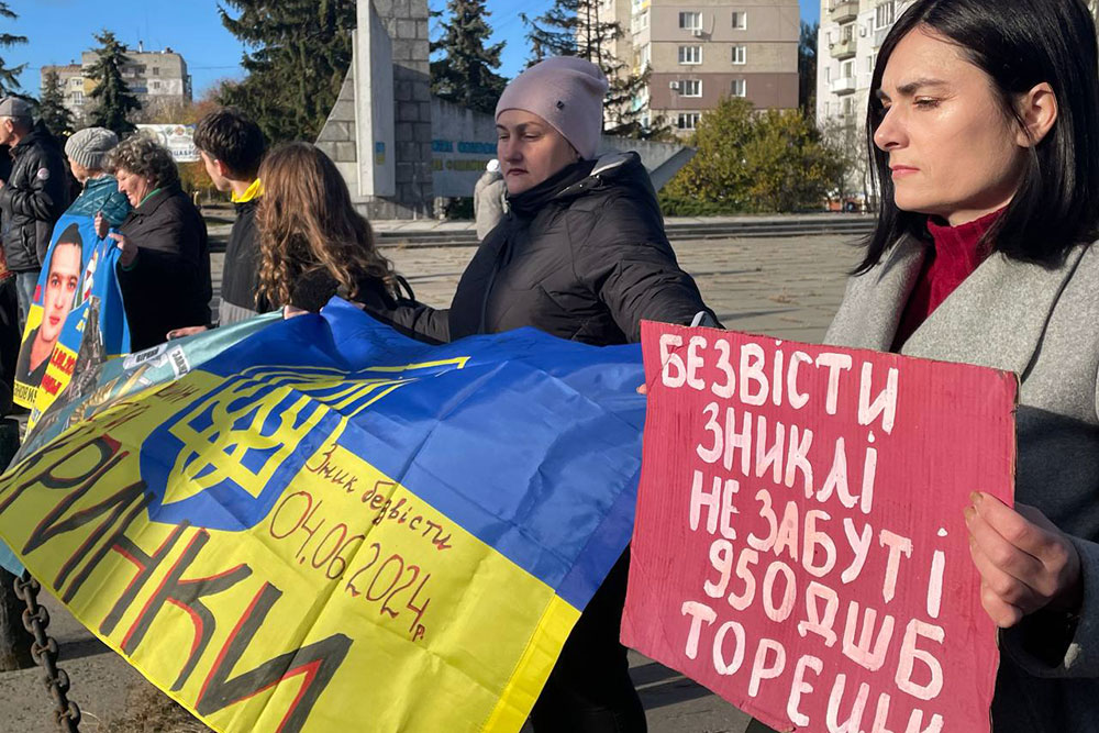 «Не мовчи! Полон вбиває!» — у Світловодську нагадали про зниклих і полонених «Не мовчи! Полон вбиває!» — у Світловодську нагадали про зниклих і полонених