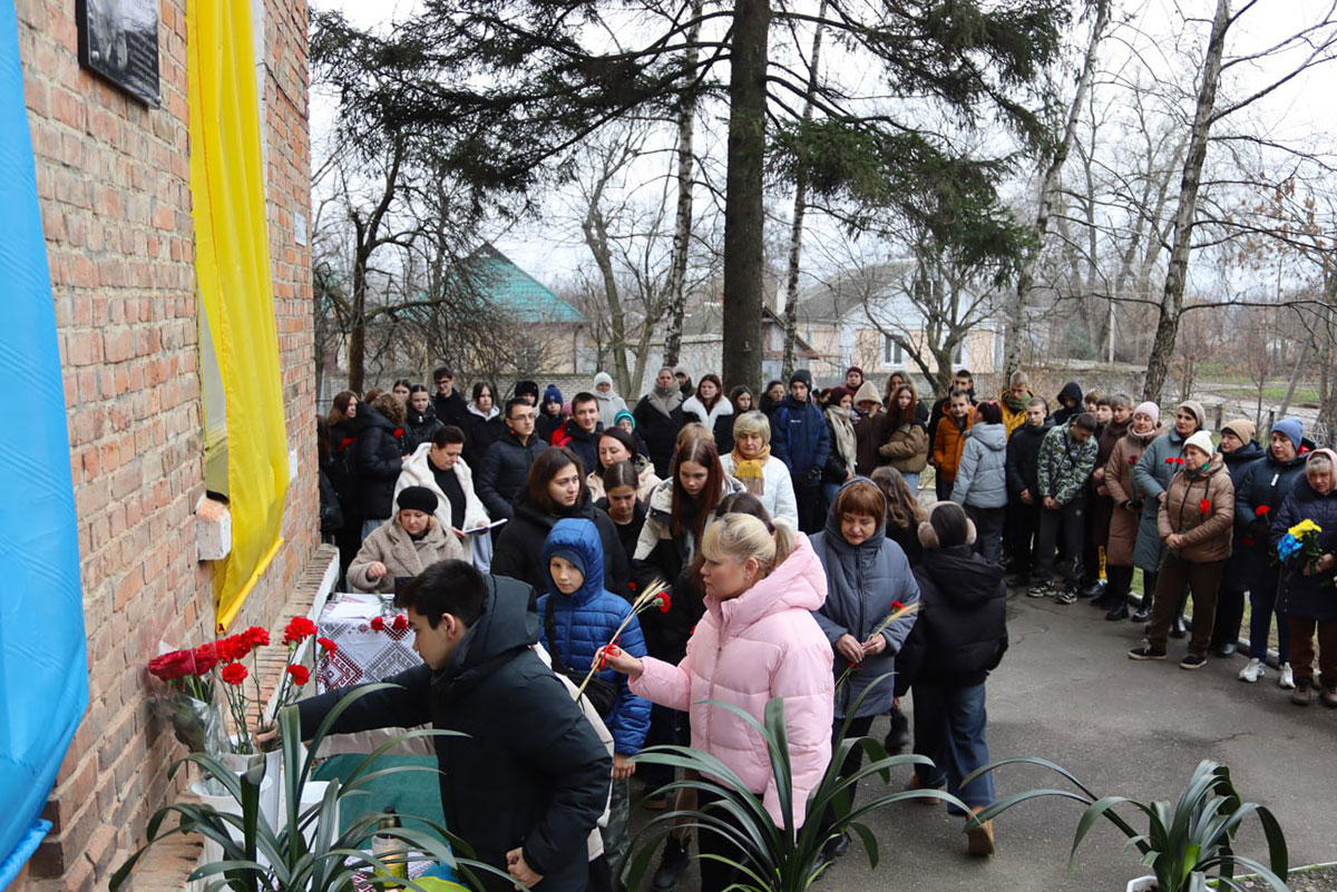 У Світловодську відкрили меморіальну дошку Олександру Чернову У Світловодську відкрили меморіальну дошку Олександру Чернову