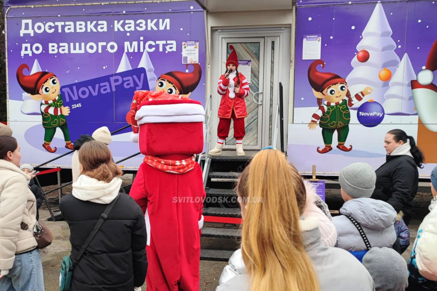 Іглу та ельфи у сквері біля міського Палацу культури: казкове відділення Нової пошти діяло у Світловодську