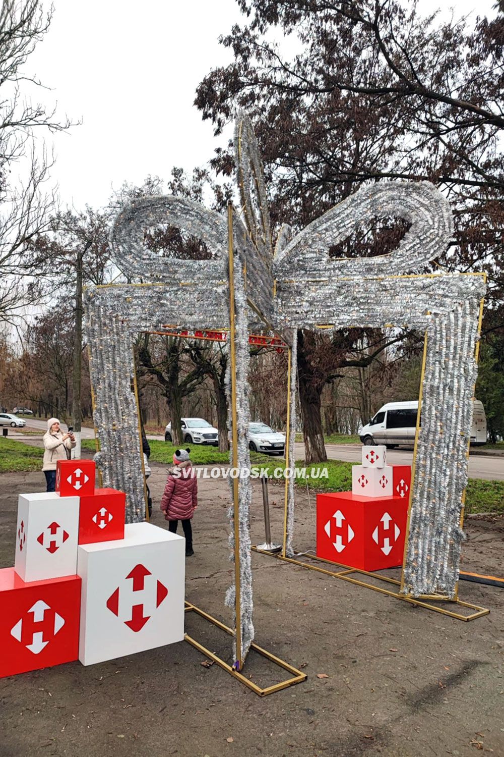 Іглу та ельфи у сквері біля міського Палацу культури: казкове відділення Нової пошти діяло у Світловодську