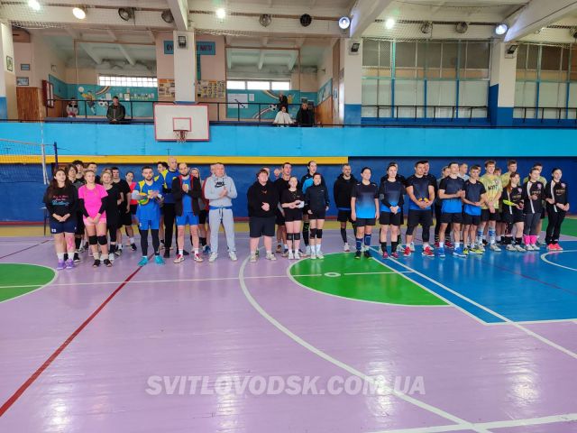 У Світловодську відбувся аматорський волейбольний турнір до Дня Збройних сил України