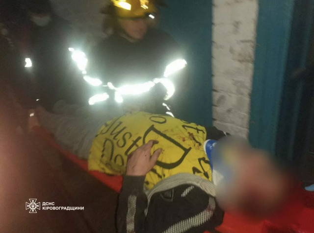 У Світловодську рятувальники допомогли чоловікові, який травмувався, впавши в шахту ліфта