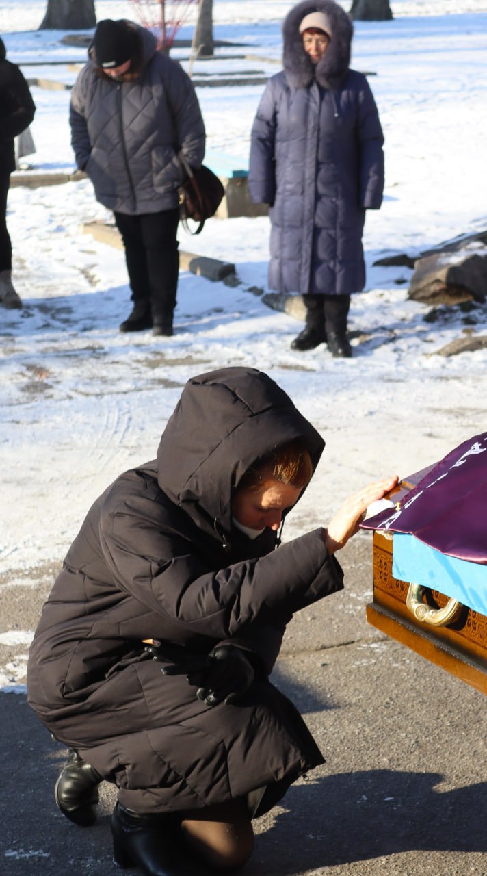 У Власівці провели в останню путь захисника України Антона Семенюка У Власівці провели в останню путь захисника України Антона Семенюка