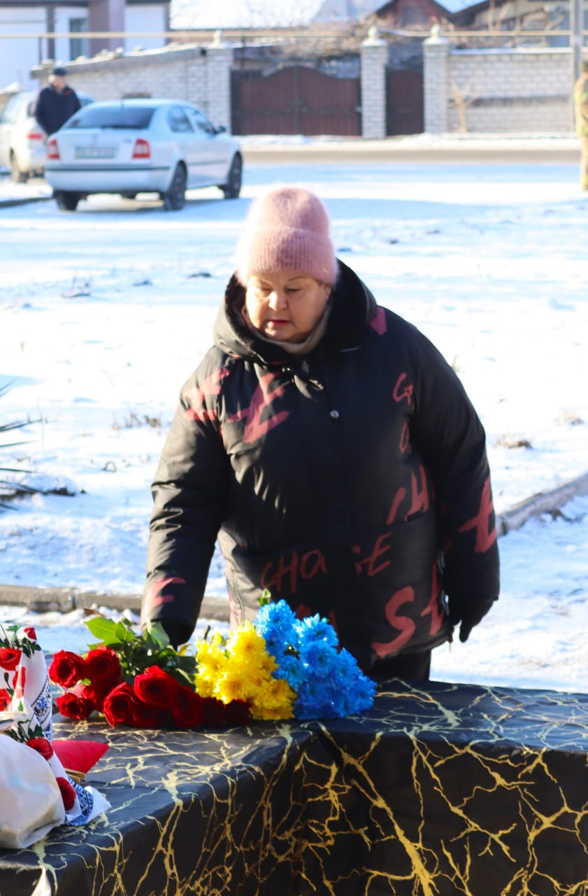 У Власівці провели в останню путь захисника України Антона Семенюка У Власівці провели в останню путь захисника України Антона Семенюка