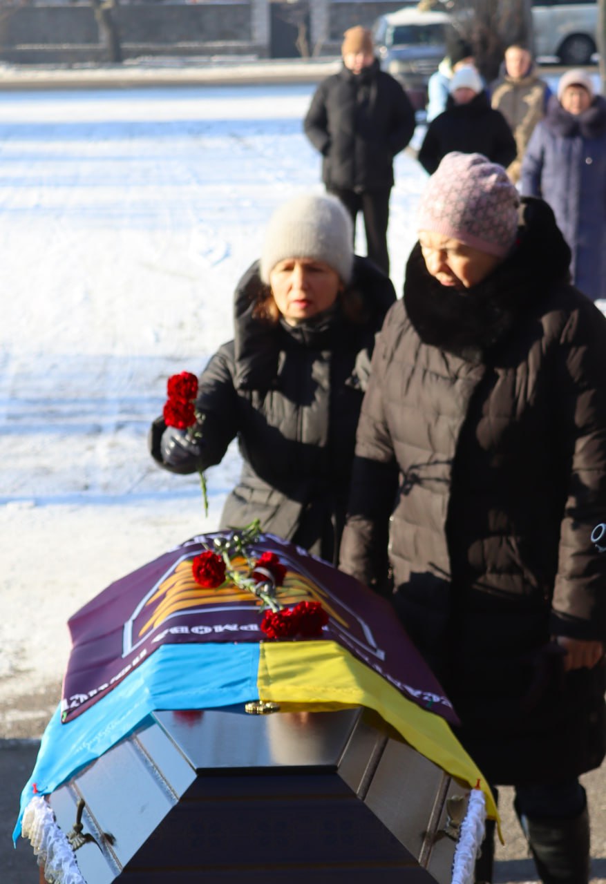У Власівці провели в останню путь захисника України Антона Семенюка У Власівці провели в останню путь захисника України Антона Семенюка