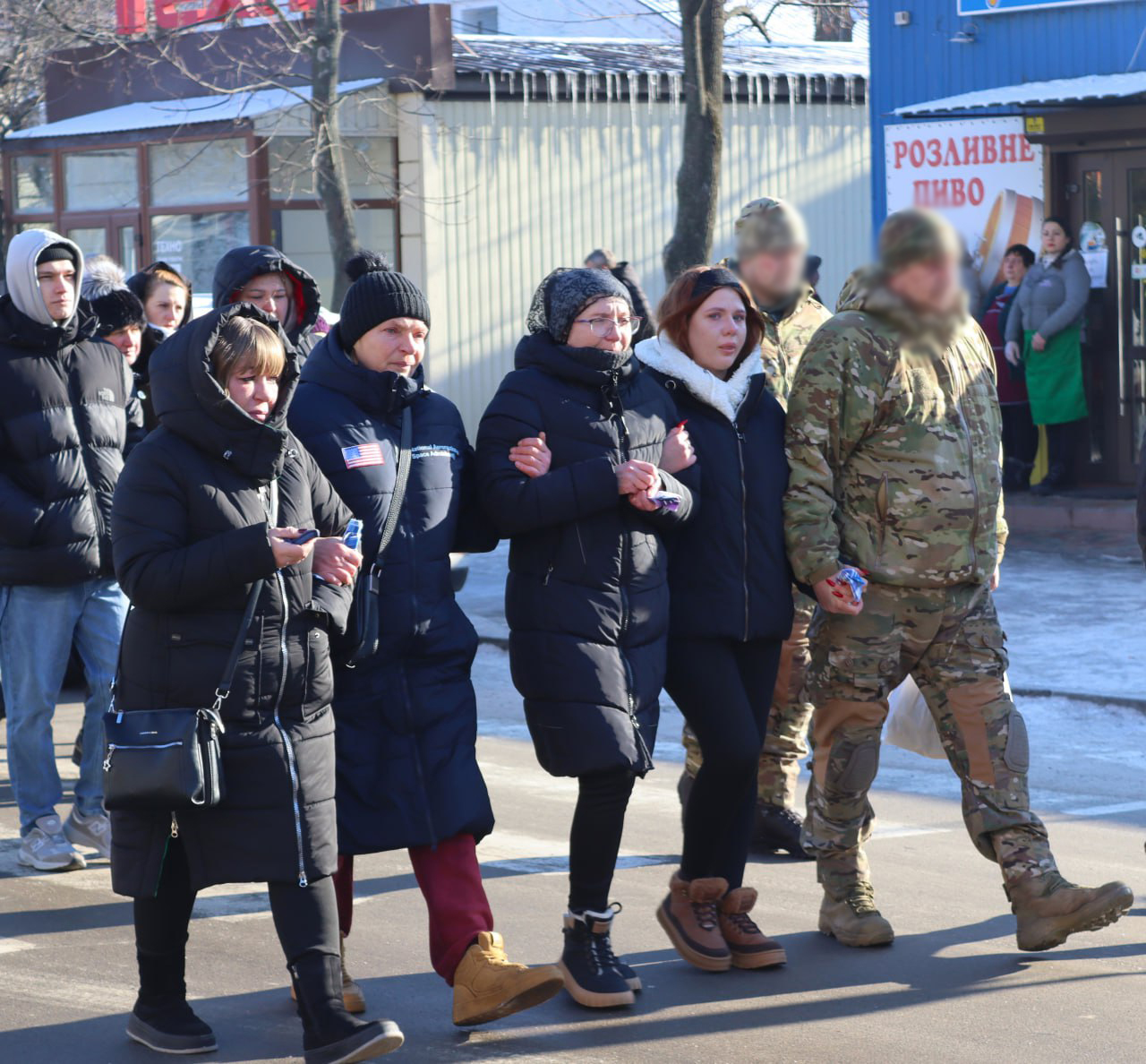 У Власівці провели в останню путь захисника України Антона Семенюка У Власівці провели в останню путь захисника України Антона Семенюка