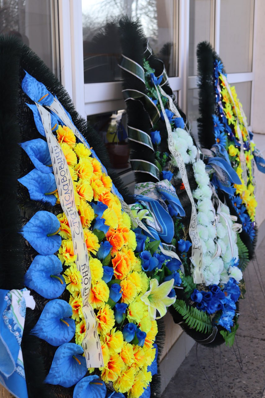 У Власівці провели в останню путь захисника України Антона Семенюка У Власівці провели в останню путь захисника України Антона Семенюка