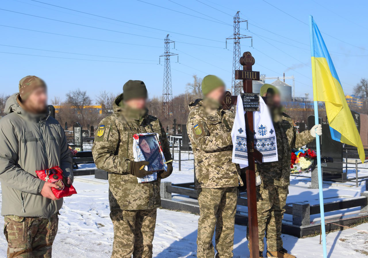 У Власівці провели в останню путь захисника України Антона Семенюка У Власівці провели в останню путь захисника України Антона Семенюка