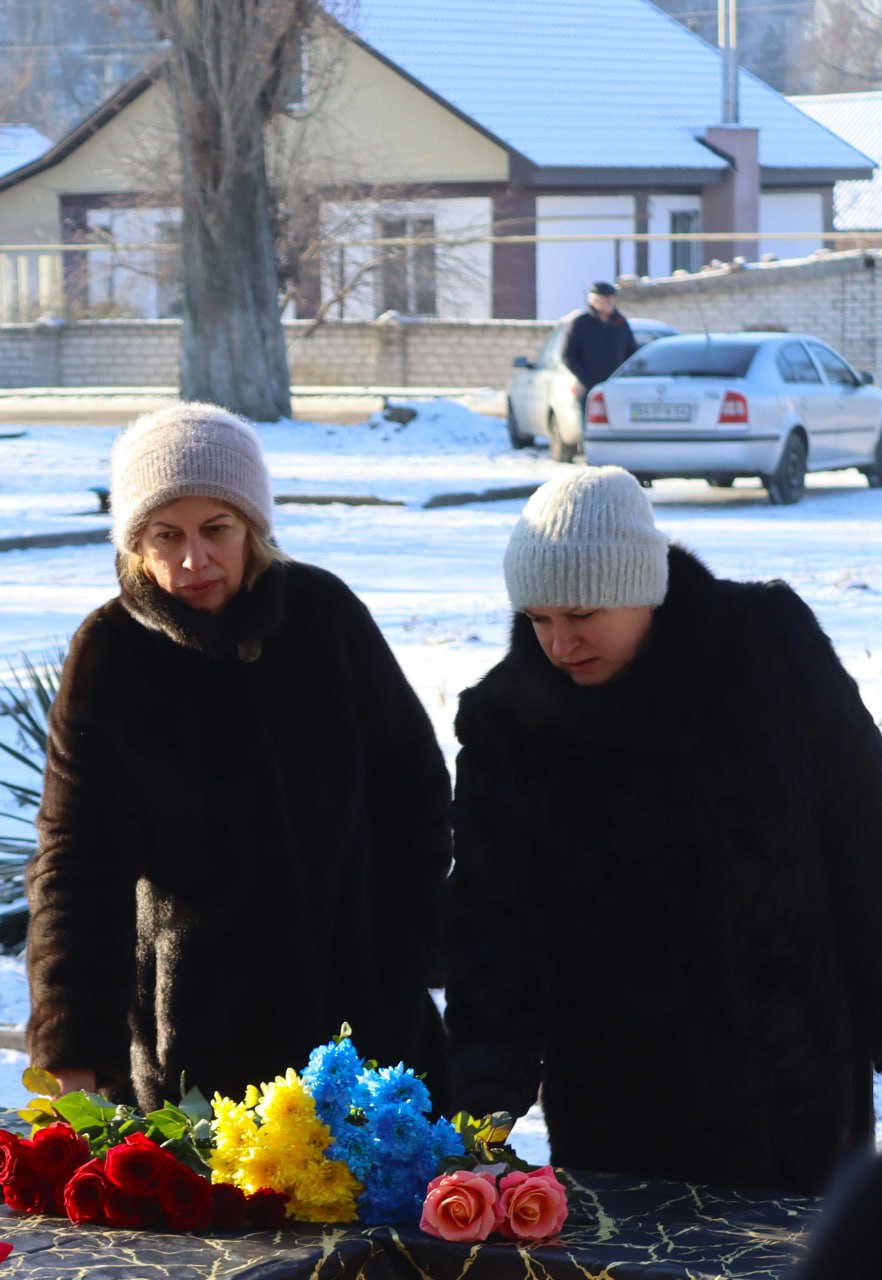 У Власівці провели в останню путь захисника України Антона Семенюка У Власівці провели в останню путь захисника України Антона Семенюка