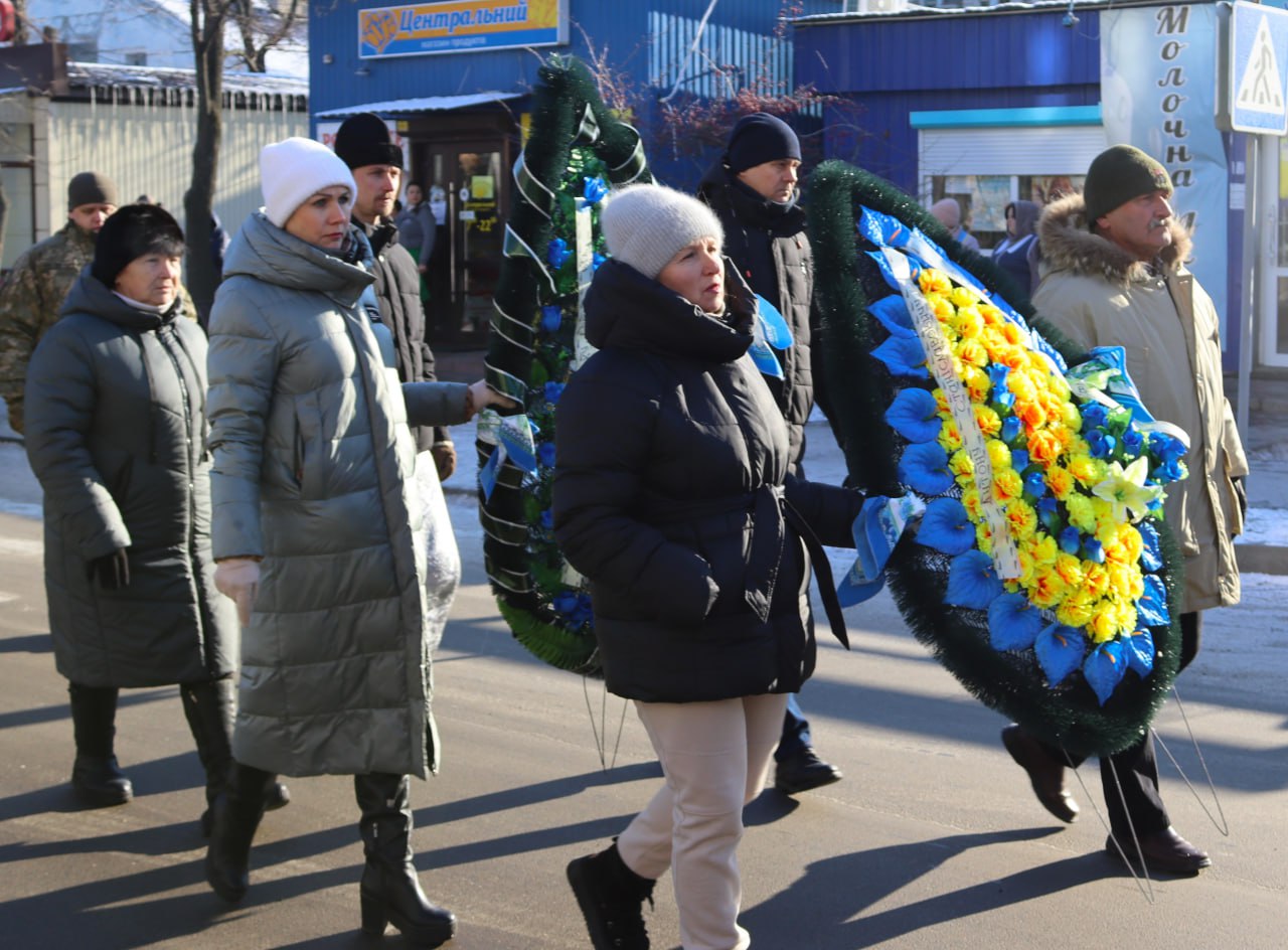 У Власівці провели в останню путь захисника України Антона Семенюка У Власівці провели в останню путь захисника України Антона Семенюка