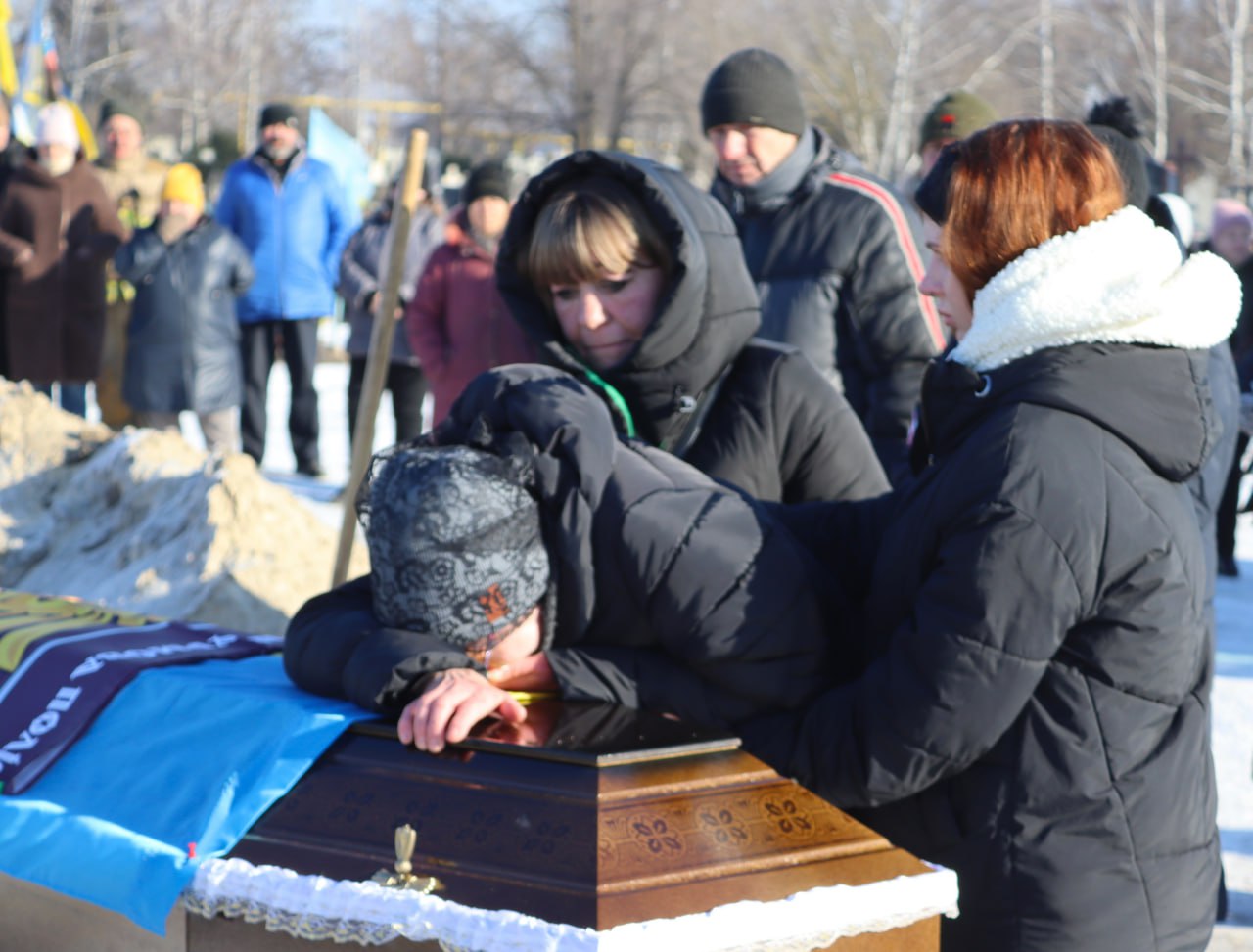 У Власівці провели в останню путь захисника України Антона Семенюка У Власівці провели в останню путь захисника України Антона Семенюка