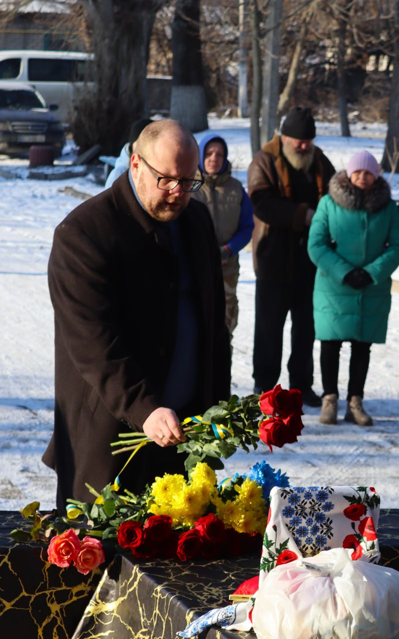 У Власівці провели в останню путь захисника України Антона Семенюка У Власівці провели в останню путь захисника України Антона Семенюка