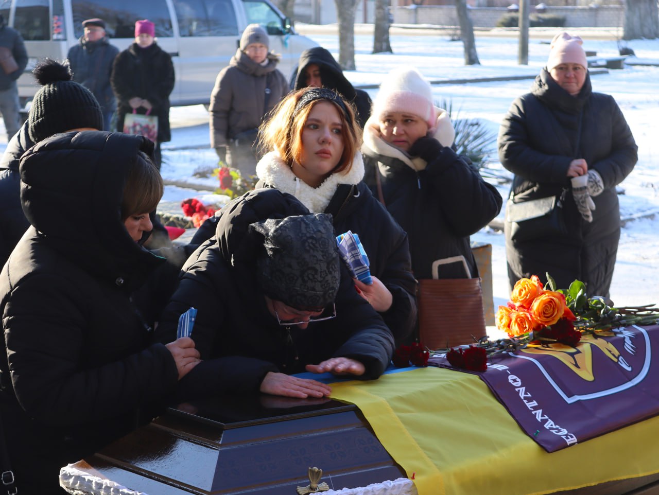 У Власівці провели в останню путь захисника України Антона Семенюка У Власівці провели в останню путь захисника України Антона Семенюка