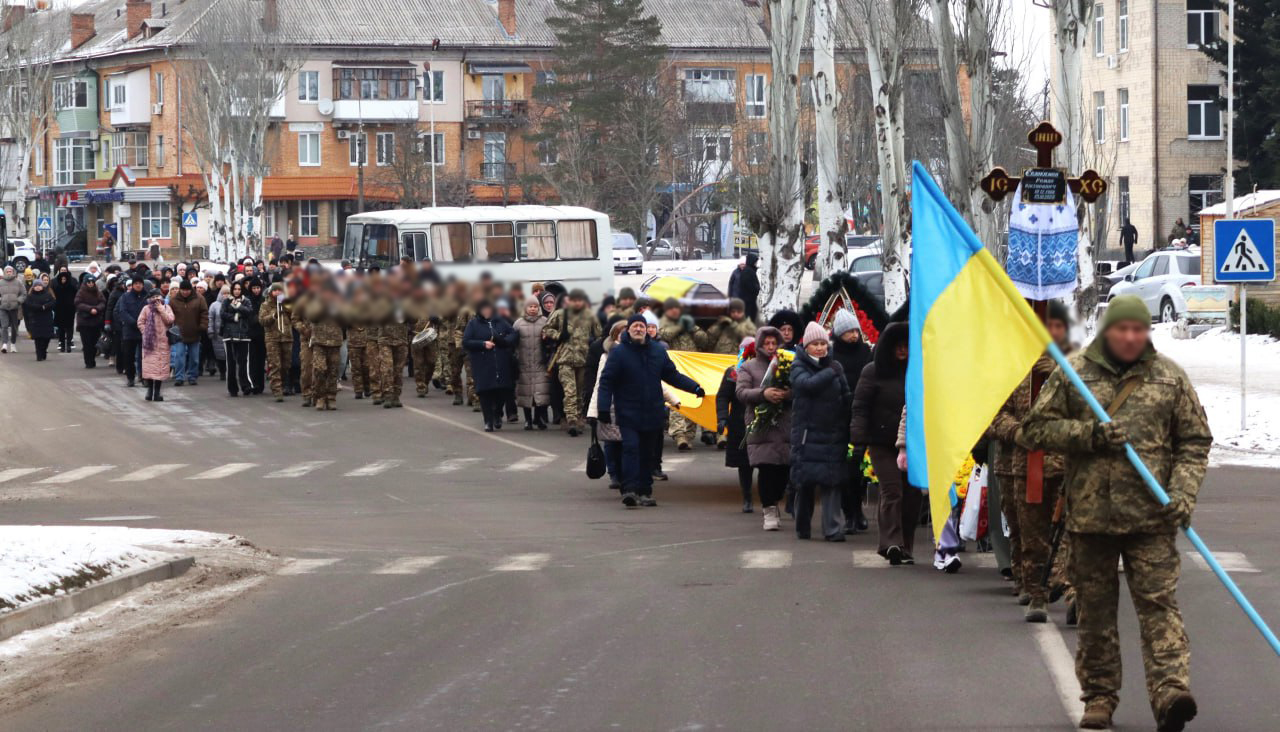У Світловодську провели в останню путь захисника України Романа Євдокимова У Світловодську провели в останню путь захисника України Романа Євдокимова